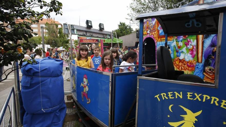 Niños celebrando las fiestas de Raíces.