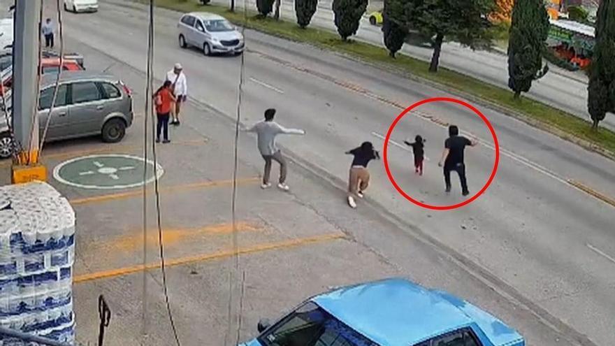 HOMBRE SALVA NIÑA ATROPELLO | Un hombre arriesga su vida para salvar la de una niña a punto de ser atropellada en México