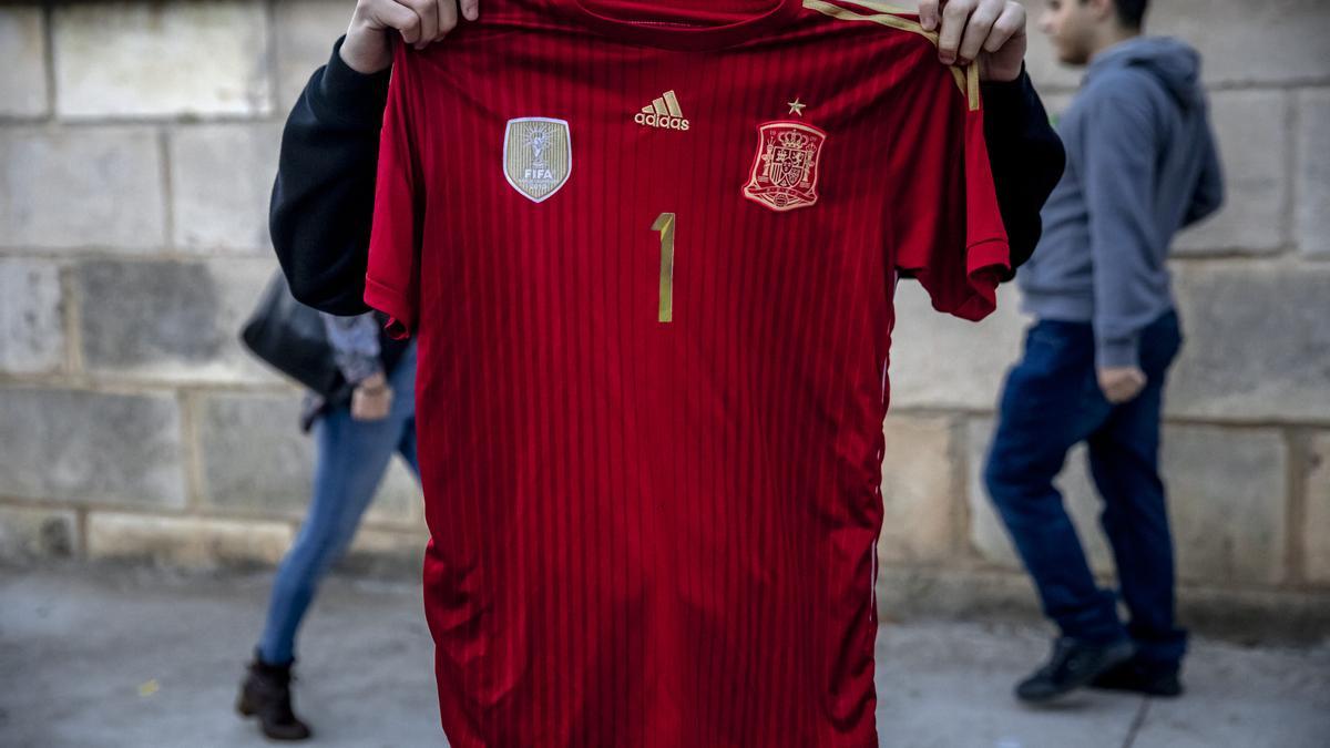 Un alumno muestra la camiseta de la selección española en La Salle de Palma.