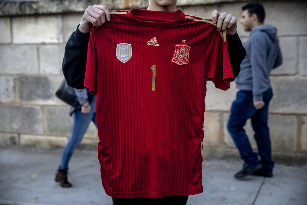 Un alumno muestra la camiseta de la selección española en La Salle de Palma.