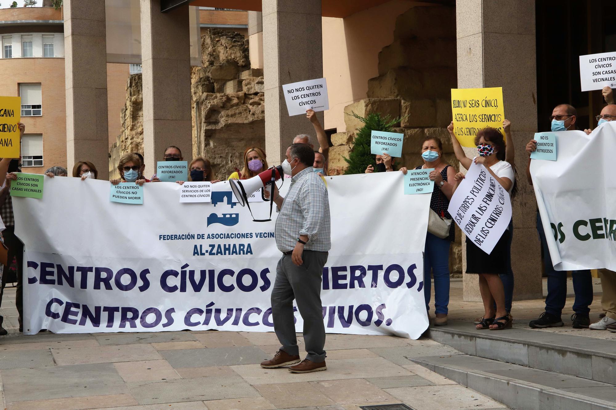 Protesta ante el Ayuntamiento para exigir la recuperación de personal y servicios en centros cívicos