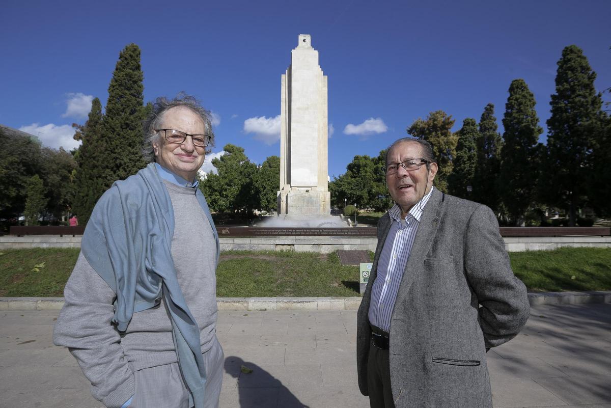 Francisco Ferrer, a la derecha, posa junto al monolito de sa Feixina en 2015.