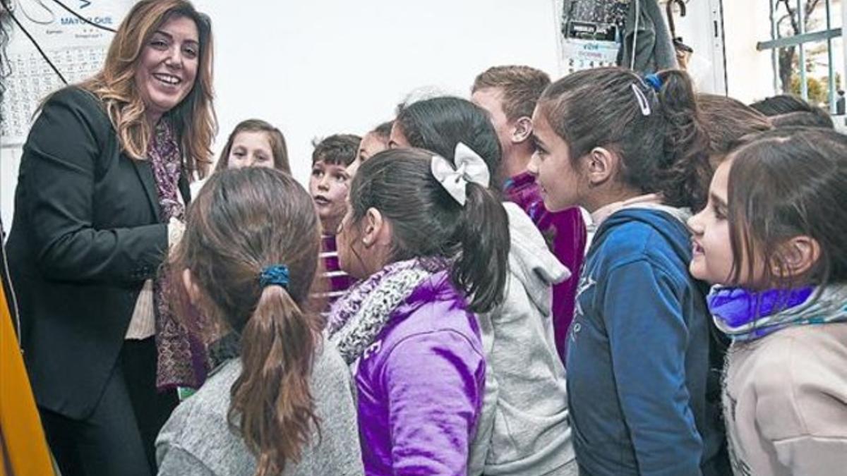 La presidenta andaluza inauguró ayer una escuela en la localidad onubense de Gibraleón.