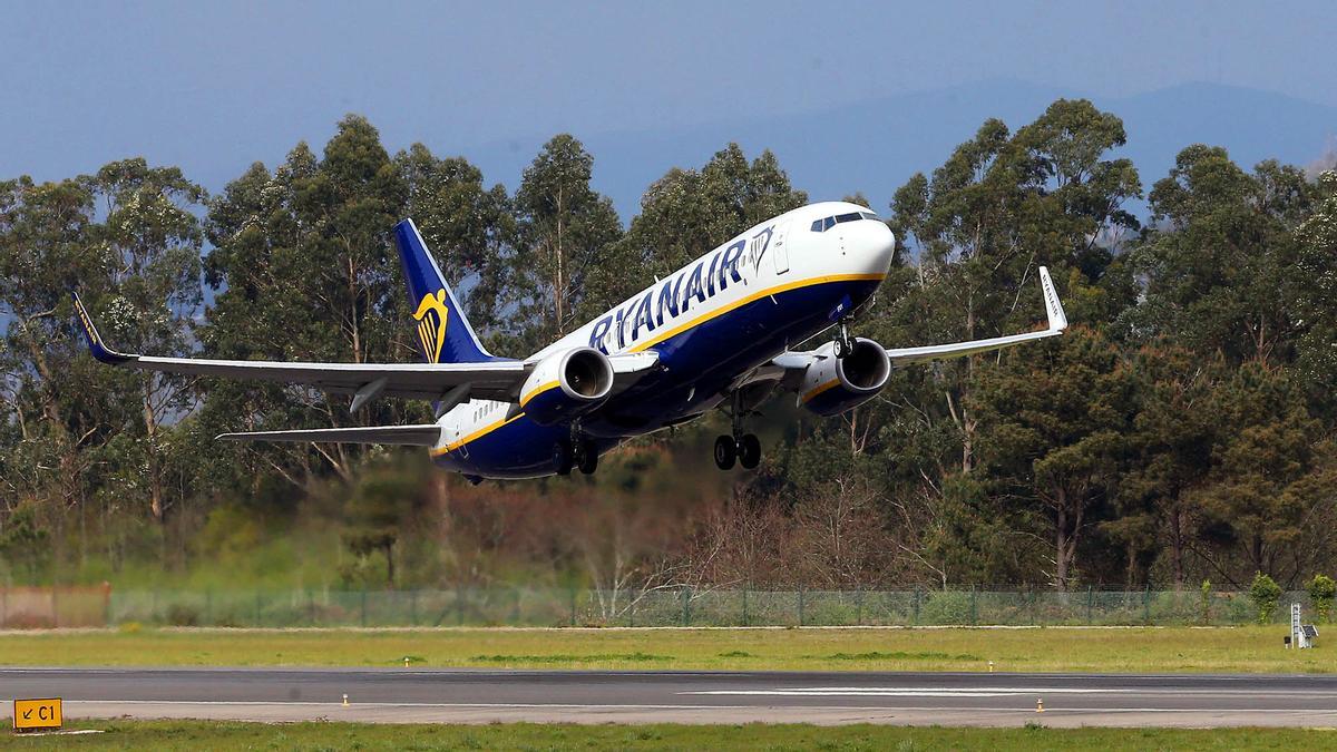 Un avión de Ryanair despegando desde Peinador