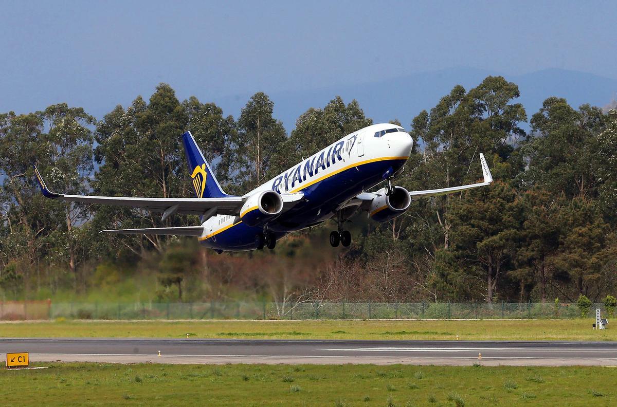 Un avión de Ryanair despegando desde Peinador