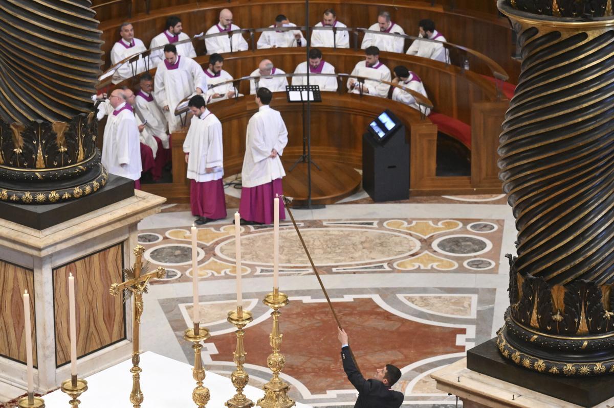 El trasllat del fèretre del papa Francesc a la basílica de Sant Pere, en imatges