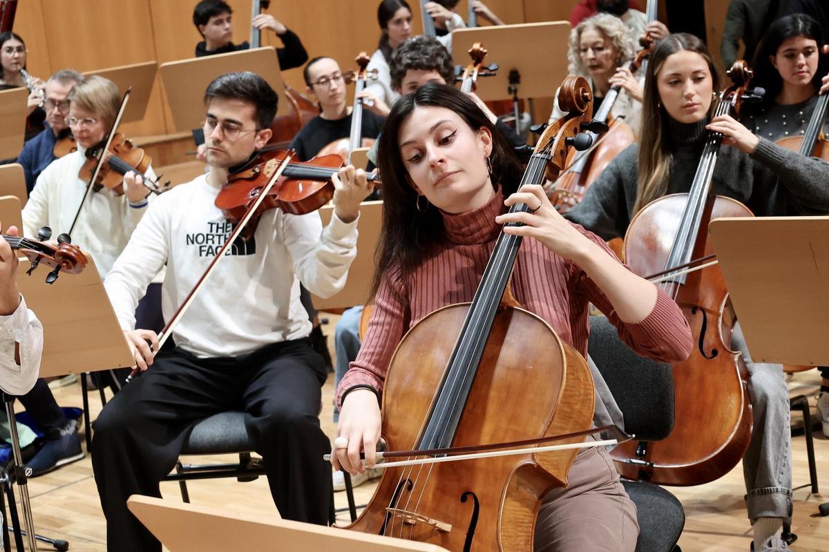 los instrumentos de cuerda durante el ensayo en el Auditorio Víctor Villegas.