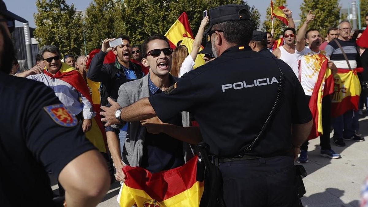 Concentración de ultras frente al pabellon Siglo XXI de Zaragoza donde se celebra la asamblea de Podemos.