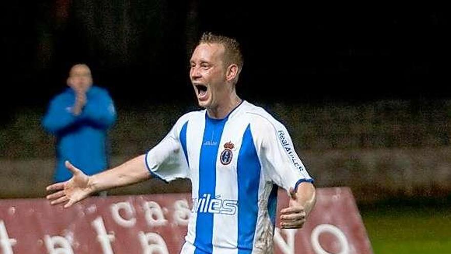 Jeffrey, que celebra un gol en el Suárez Puerta, será baja el domingo.