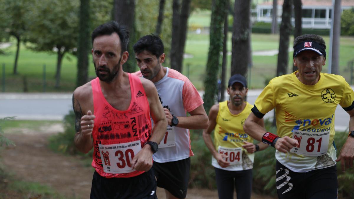 Un momento de la carrera de O Grove en la que participaron 300 atletas