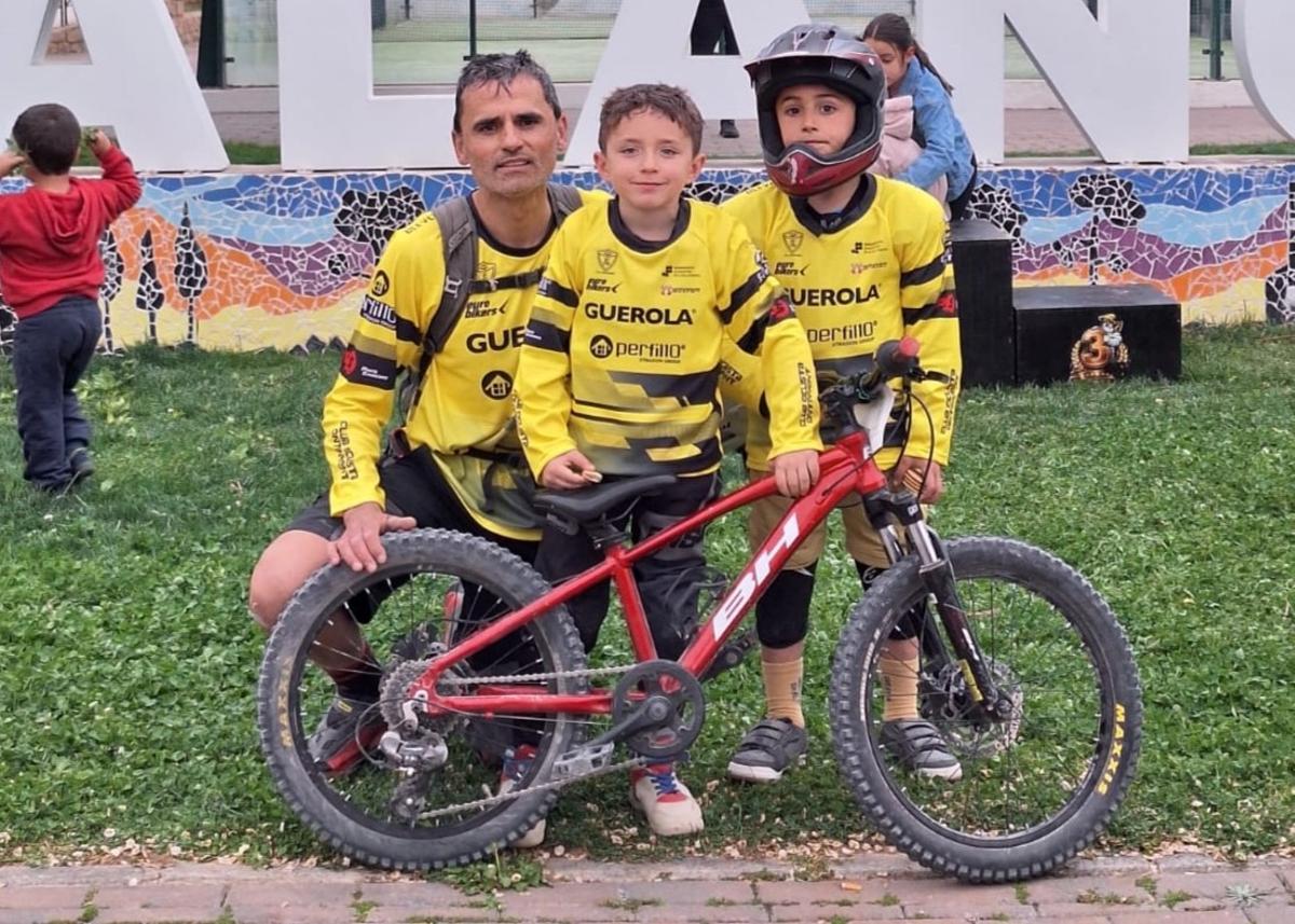 Los ciclistas del CC Ontinyent Quim Blasco y Luca Amo en la prueba de enduro de la Copa Comunitat en Jalance.