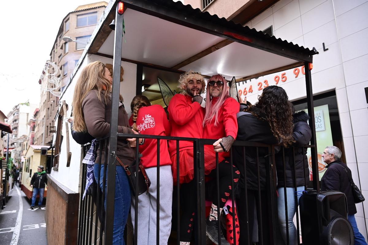 Las collas lucen sus carros engalanados por toda Castelló