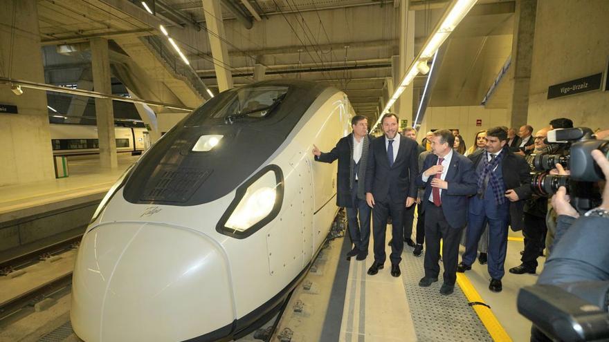 Óscar Puente,  a su llegada a Vigo en el tren Avril, procedente de Madrid que pasó, pero no paró, en Zamora.