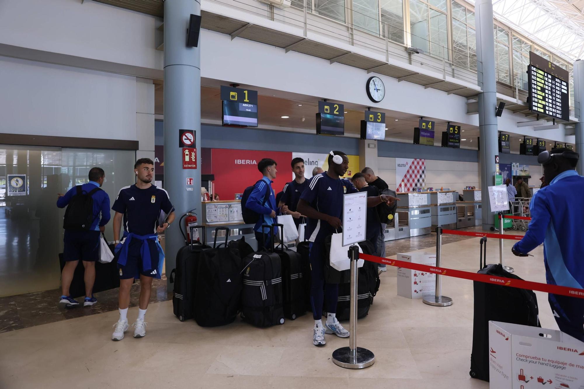 En imágenes: así fue la despedida de la afición azul al Real Oviedo en el Aeropuerto de Asturias