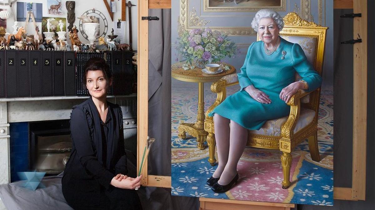 Miriam Escofet con el retrato de la reina Isabel II