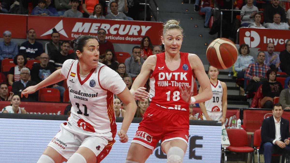 Vega Gimeno pugna con Grigalauskyte por un balón durante el partido del pasado miércoles ante el DVTK.