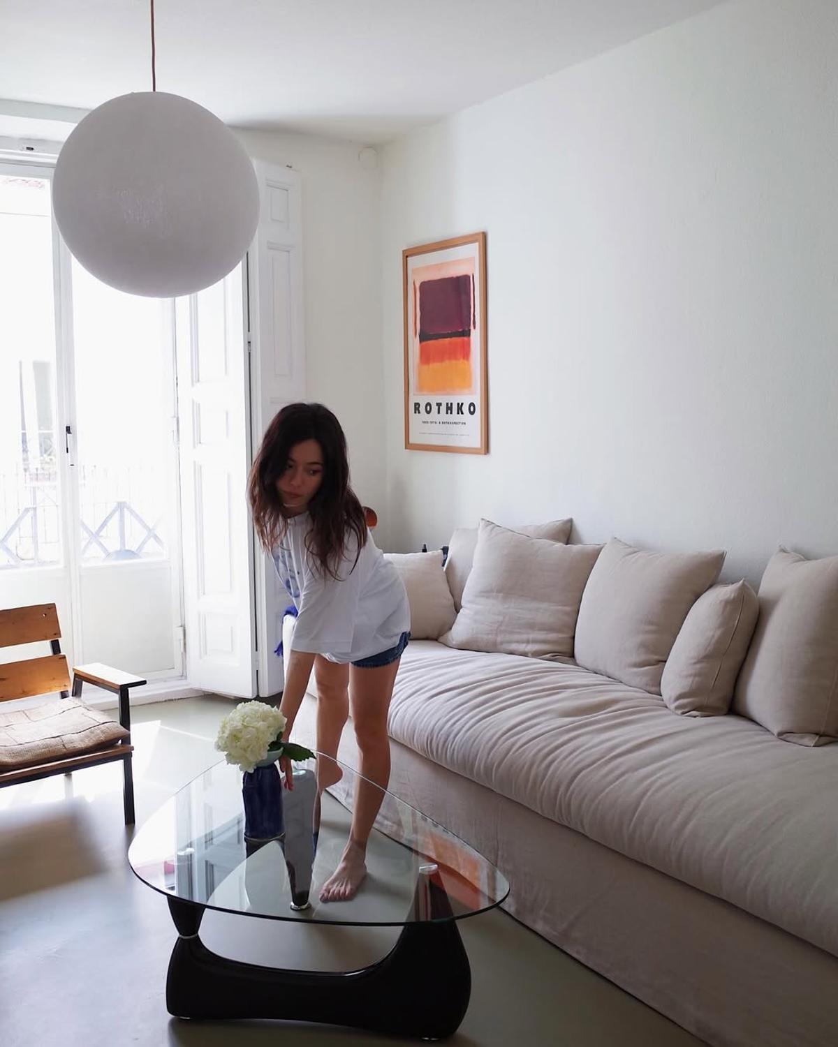 El piso responde a un estilo decorativo que combina el minimalismo con un aire bohemio