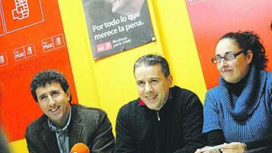 Por la izquierda, Gutiérrez, Fuentes y Montserrat Álvarez, ayer, en Lena.