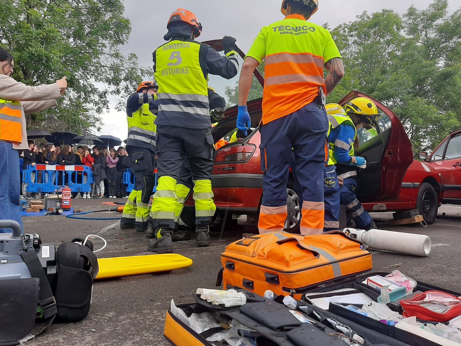 El IES de Noreña se examina de Emergencias: así ha sido el simulacro de accidente celebrado en el centro