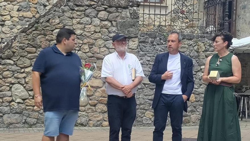 En imágenes: Parres coloca su stolperstein en memoria de Manuel Cueto Pérez