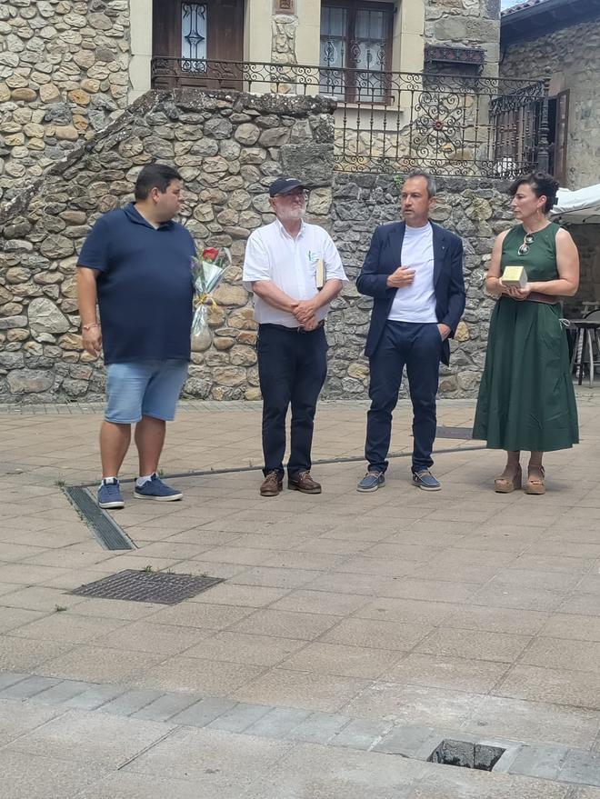 En imágenes: Parres coloca su stolperstein en memoria de Manuel Cueto Pérez