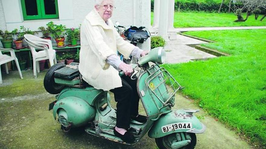 María Teresa Llaca, en su Vespa, importada de Italia en 1954.