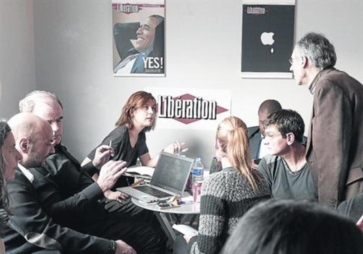 Trobada 8 Reunió entre periodistes de ’Charlie Hebdo’ i ’Libération’, ahir, a la seu del segon.