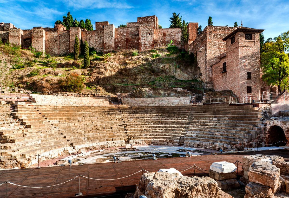 El Teatro Romano con la Alcazaba al fondo