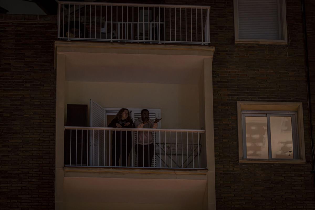 Balcón a oscuras en Barcelona