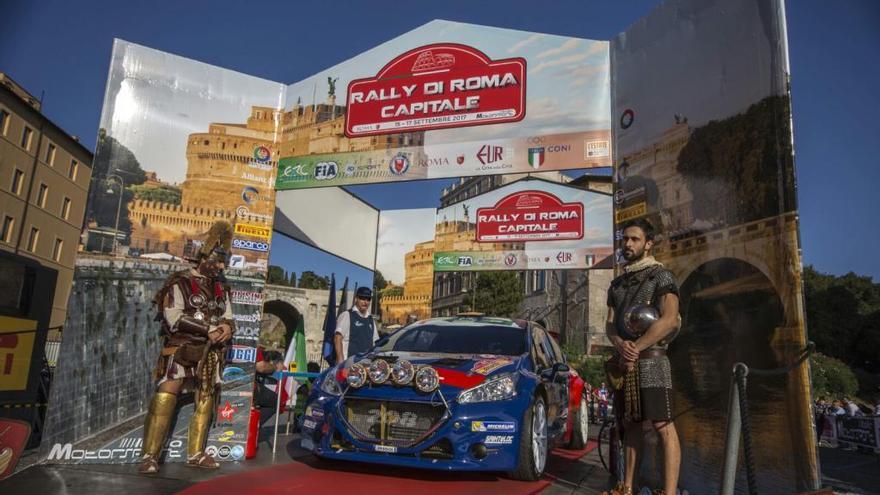 El Peugeot de Cándido Carrera, en el Rallye Di Roma Capitale. // A. Novoa