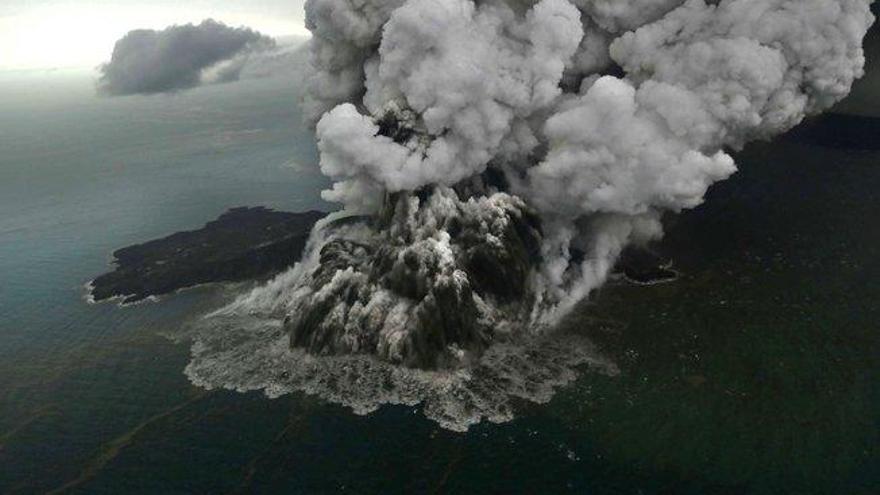 El volcán hijo del Krakatoa entra en erupción
