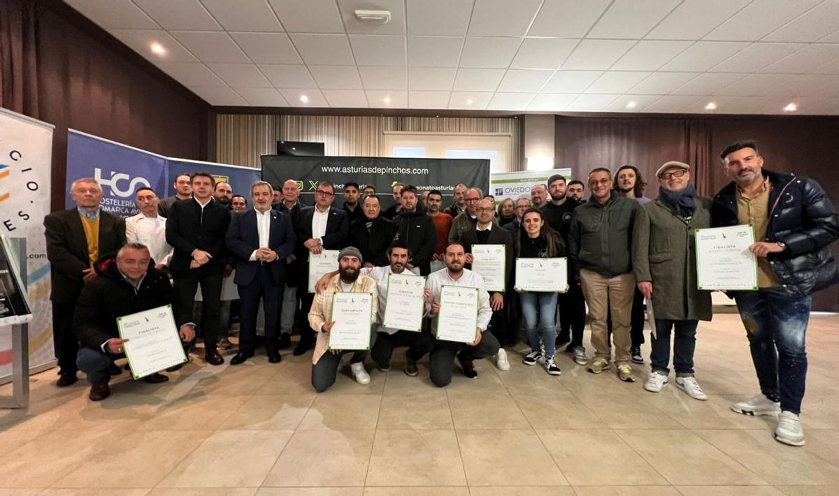 Foto de familia en la ceremonia de entrega de premios del Campeonato de Asturias de Pinchos y Tapas, ayer. | Miki López  