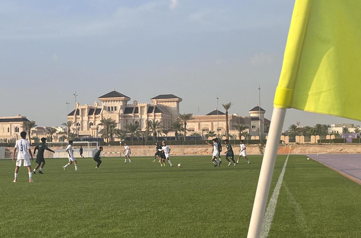 Dos equipos juegan un partido en las instalaciones de la Mahd Academy en Riad (Arabia).