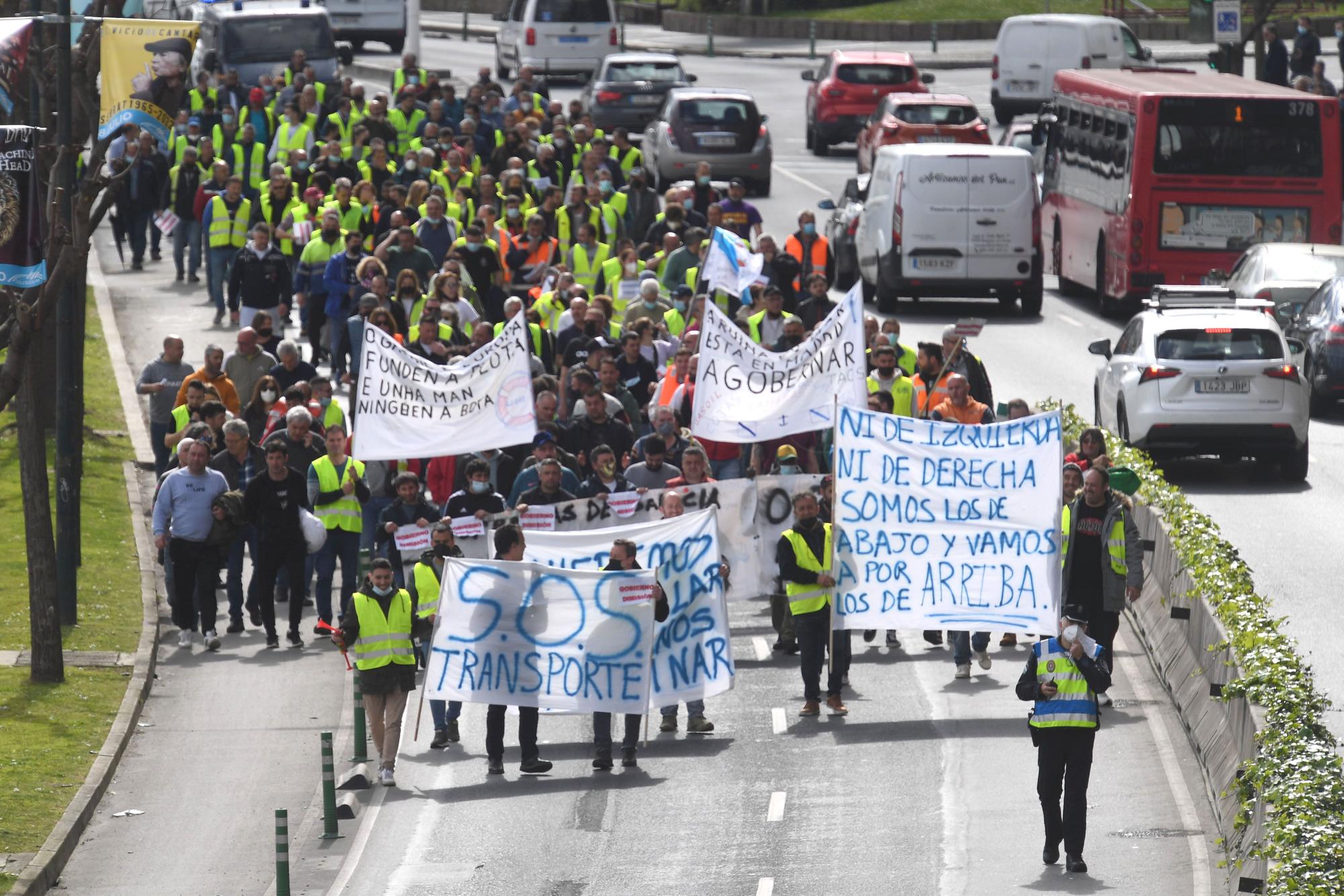 Más de 200 transportistas salen a la calle en A Coruña para exigir soluciones a la subida de los combustibles