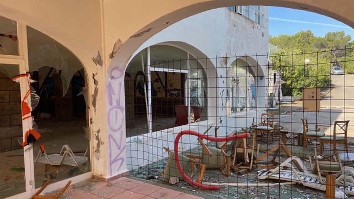 Los vecinos de Allà Dins denuncian la peligrosidad del hotel abandonado