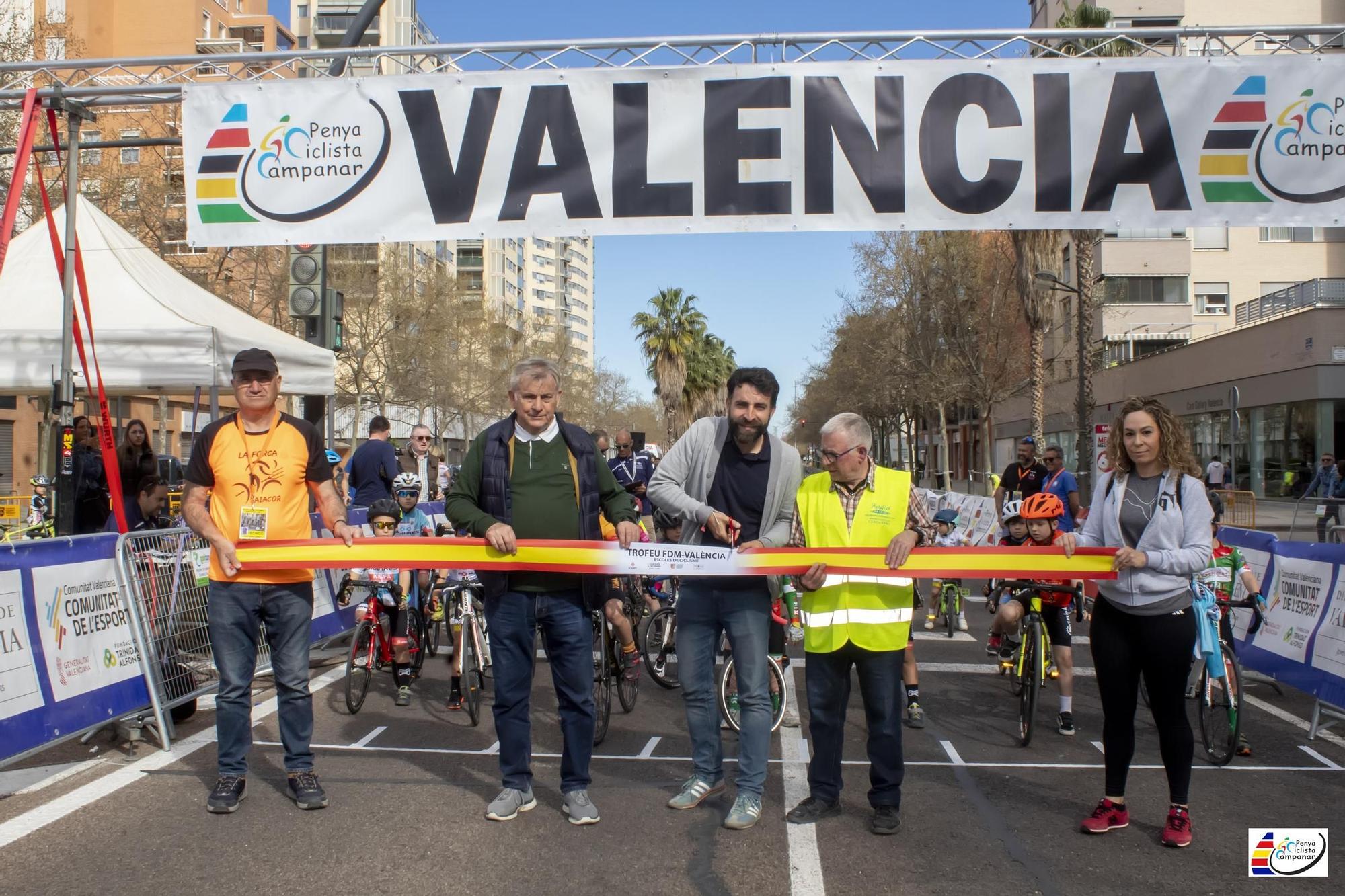 El concejal de Deportes de València, Javier Mateo, cortó la cinta.