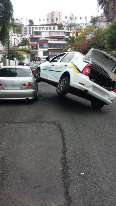 Aparatoso accidente de un taxi en Ciudad Jardín