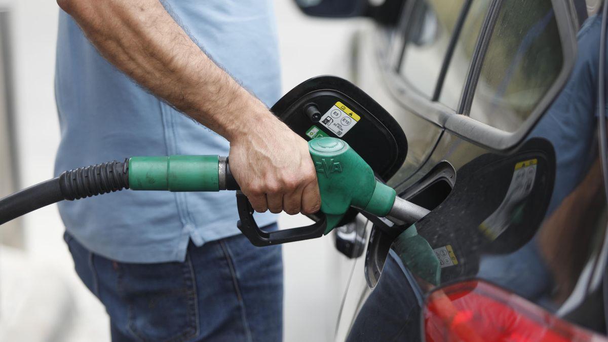 Un hombre pone gasolina en una estación de servicio.