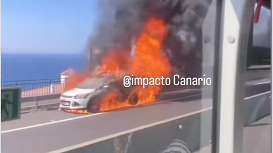Arde un coche junto a una autopista en Tenerife