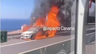 Arde un coche junto a una autopista en Tenerife