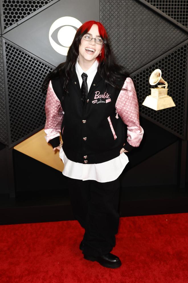 Billie Eilish y su homenaje a Barbie en los Premios Grammy 2024.