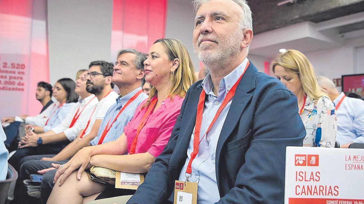 El secretario general del PSOE canario y ministro, Ángel Víctor Torres, en un reciente Comité Federal junto a otros dirigentes.