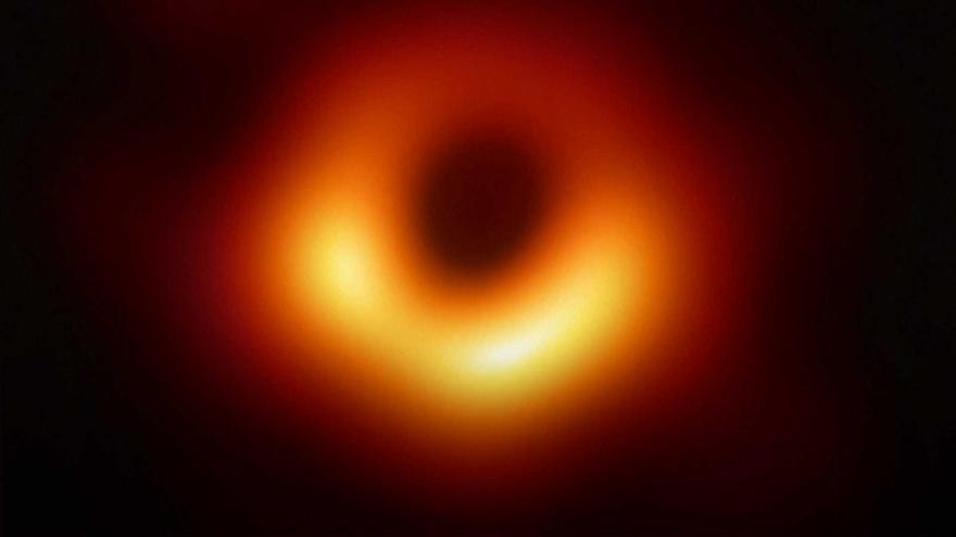 ¿Qué es un agujero negro y cómo se formó el que acaban de fotografiar en el centro de la Vía Láctea?
