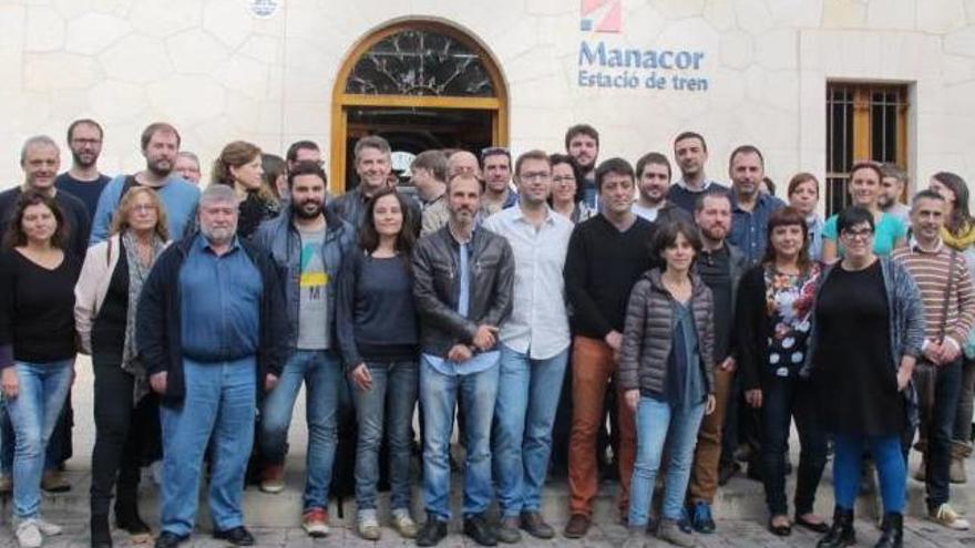 Alcaldes y ediles de Més per Mallorca y partidos afines, posando ayer en la estación de tren.