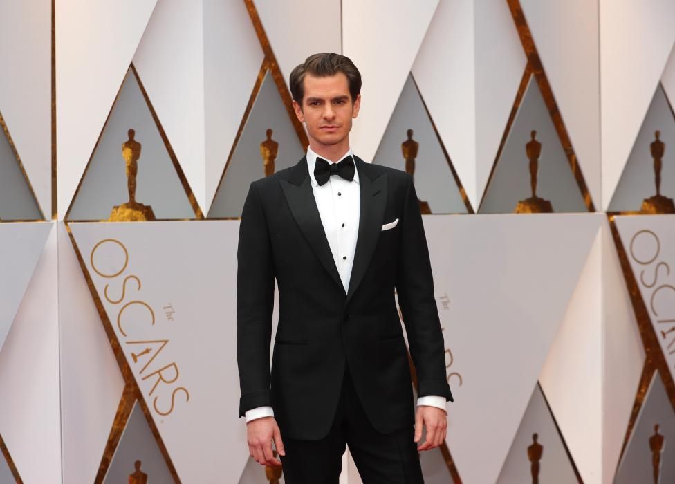 El actor protagonista de 'Hasta el último hombre', nominado por su actuación, Andrew Garfield es el summum de la elegancia.