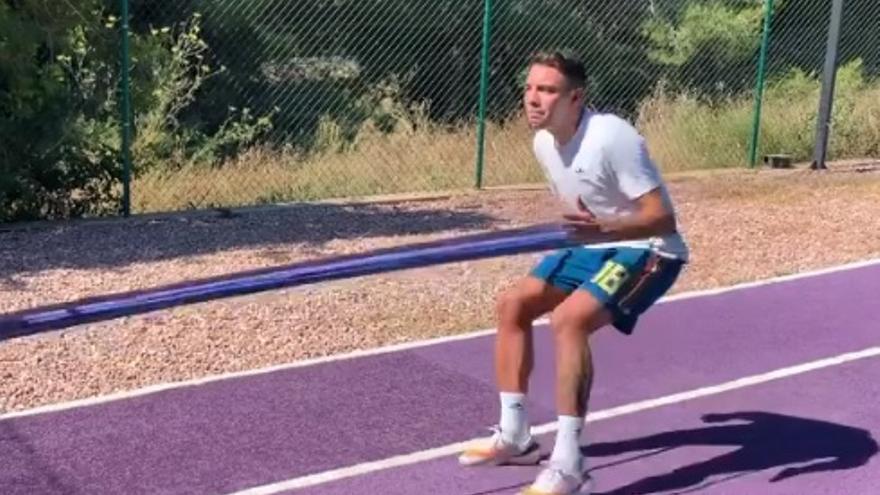 Aspas, con el pantalón de la selección española, entrenando en Ibiza.