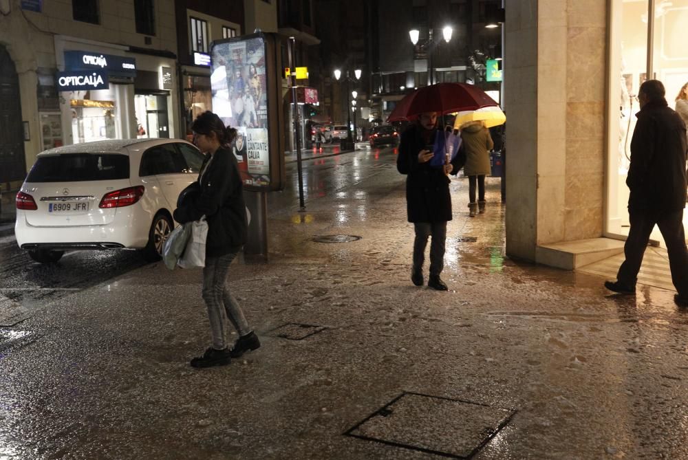 Granizada en el centro de Oviedo