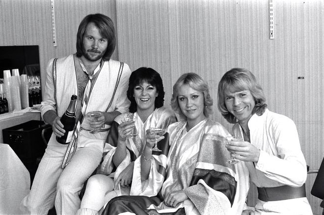 ABBA, brindando con champán en 1979