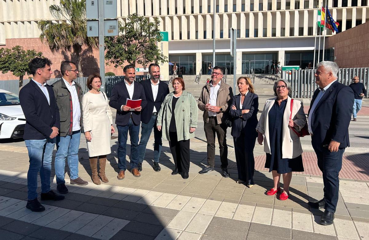 El PSOE, a las puertas de la Ciudad de la Justicia.