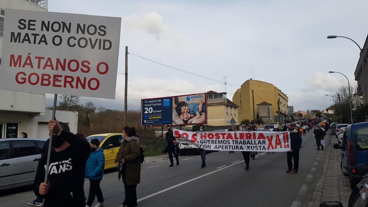 Unas 600 personas marcharon por las calles de Cangas para reclamar indemnizaciones al sector.